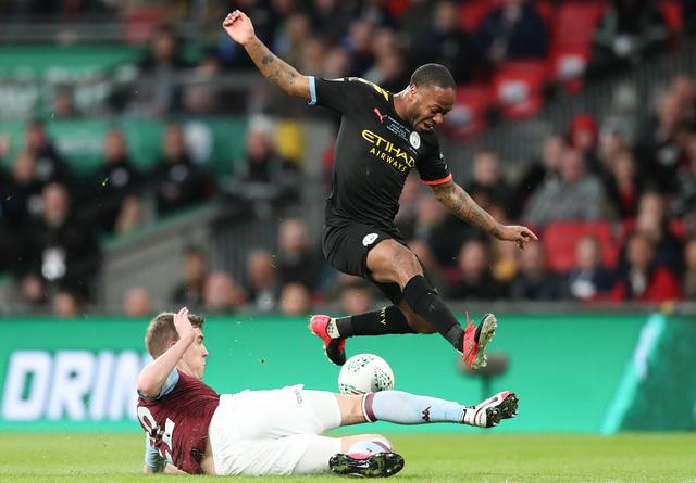 腿软！男子在1800米高空踢球：球场无护栏 致敬C罗 最后跳伞降落