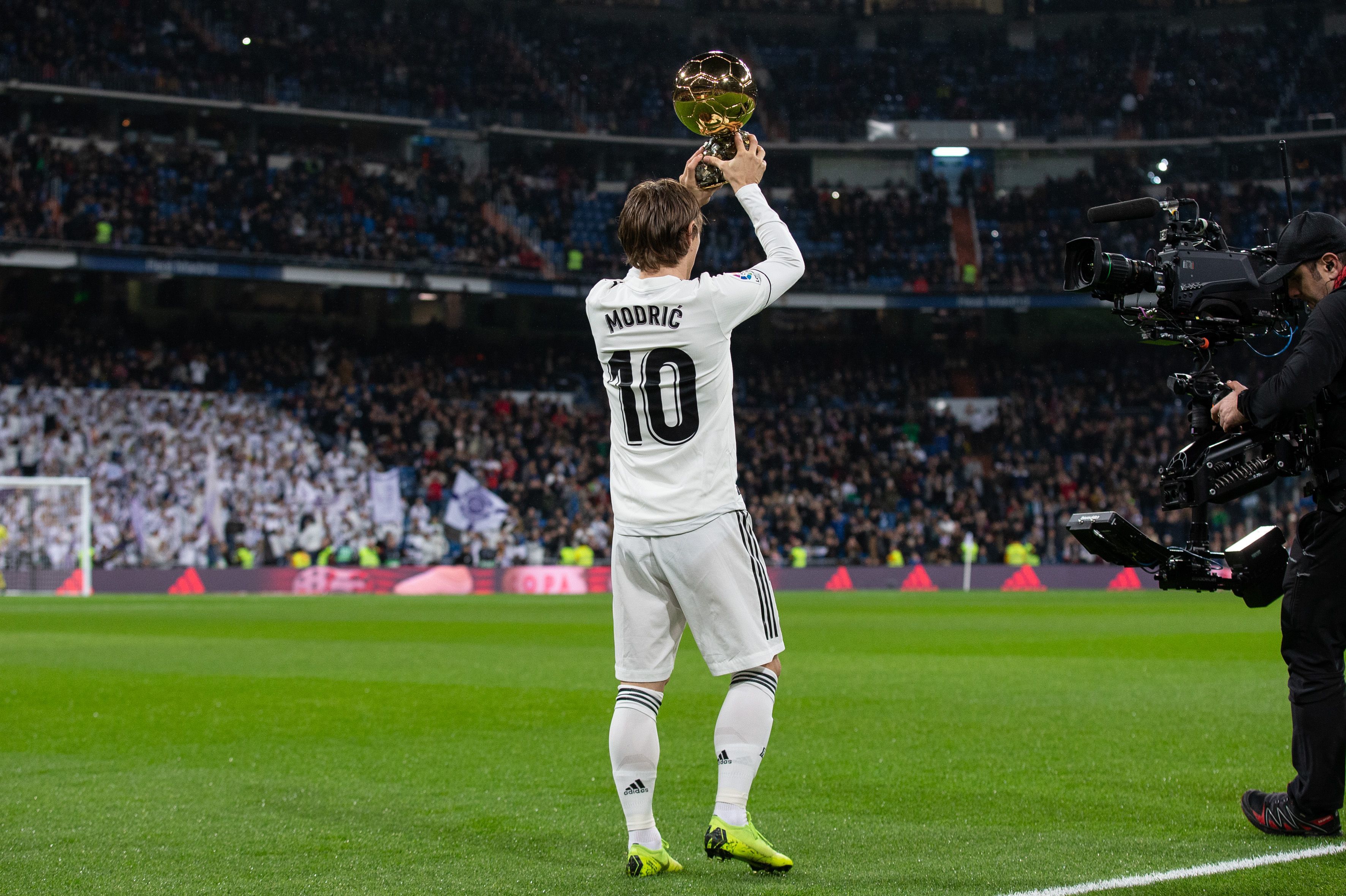 足坛曝出重磅转会，多队加入抢人大战