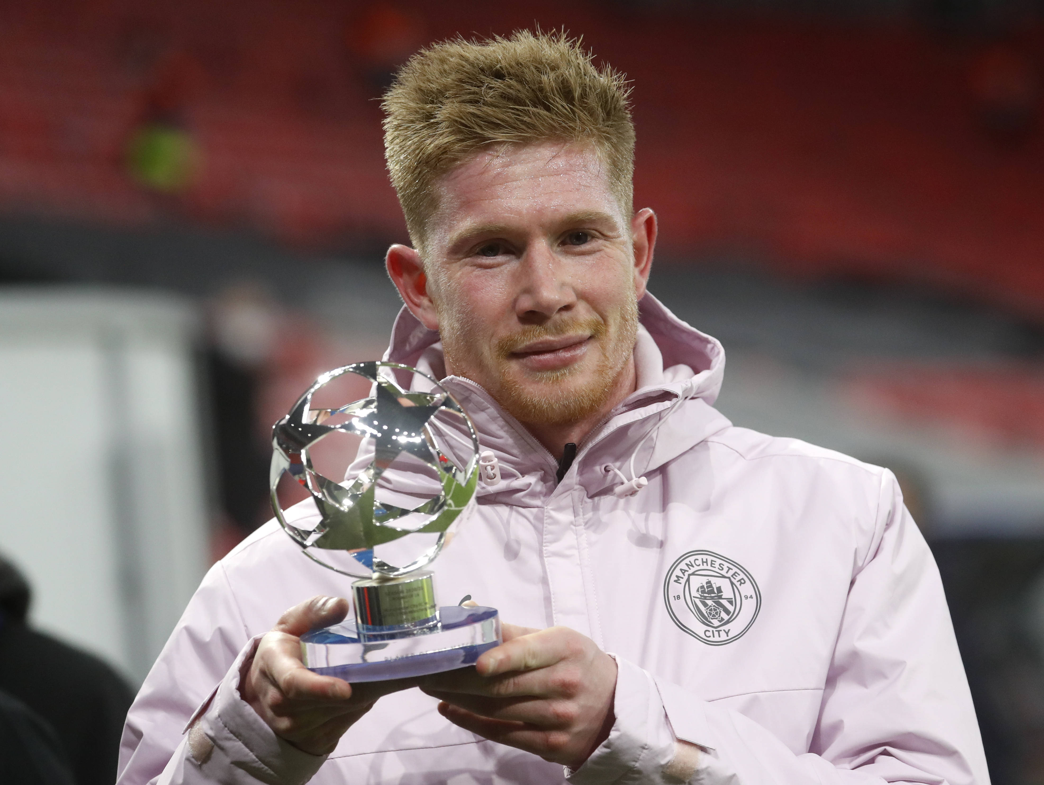 C罗在沙特联赛首秀中上演绝杀，以一记精彩倒钩射门击败对手，助力利雅得胜利领跑积分榜。